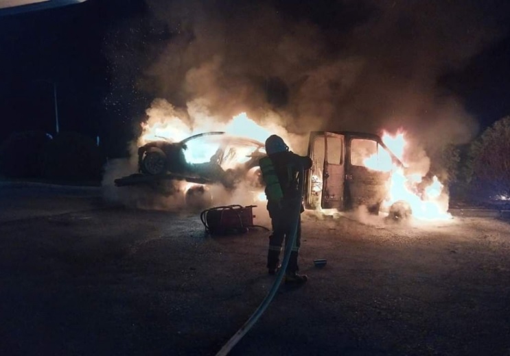 На трассе Киев-Чоп загорелся эвакуатор, перевозивший Tesla: пострадал мужчина