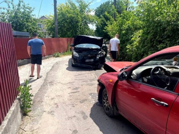 Подросток в селе на узкой улице в Киевской области устроил ДТП: врезался в другую машину, где была женщина