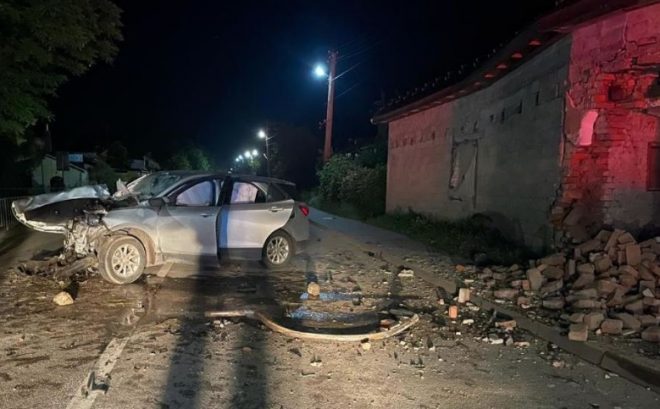 Во Львовской области водитель Chevrolet врезался в дом: 2 погибших и 2 травмированных