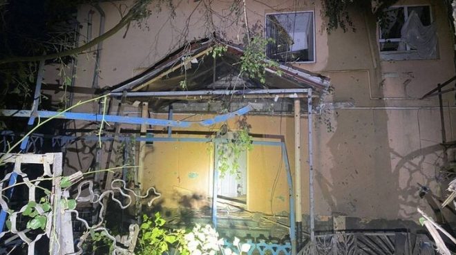 РФ обстреляла Никополь: ранен человек, повреждены газопровод и дома, в районе отключился свет