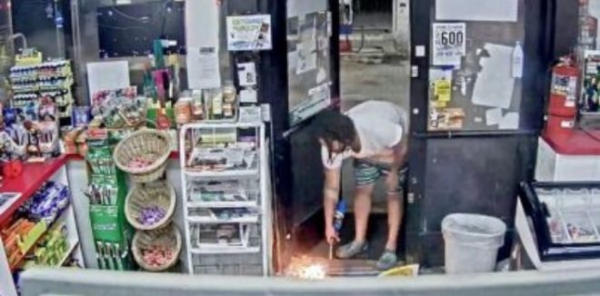Американец поджег магазин на АЗС паяльной лампой: продавца с ожогами госпитализировали