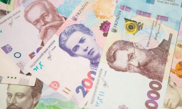 Кабмин Украины планирует отказаться от повышения минимальной зарплаты и соцвыплат