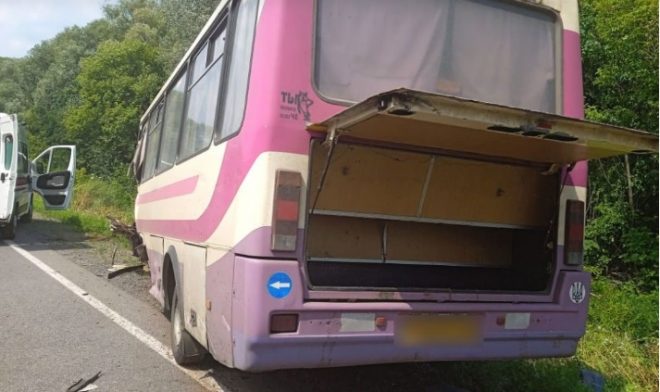 На трассе Полтава-Красноград столкнулись грузовик и автобус с пассажирами: один водитель погиб
