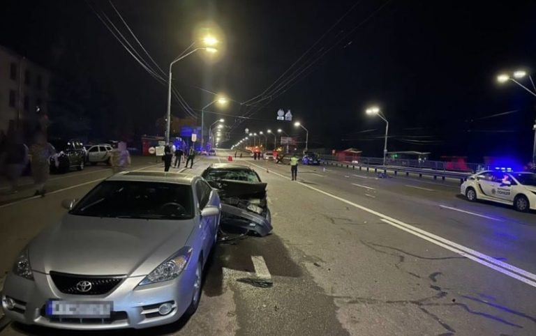 В Киеве на метро &#171;Святошино&#187; водитель на большой скорости сбил на блокпосту двух нацгвардейцев, один погиб на месте