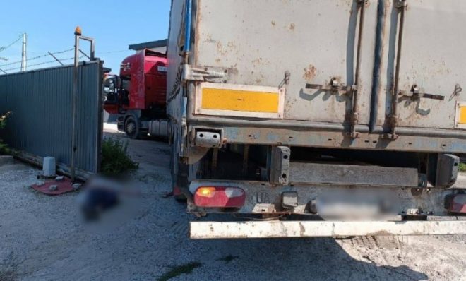 Водитель грузовика под Киевом насмерть сбил охранника, открывавшего ворота