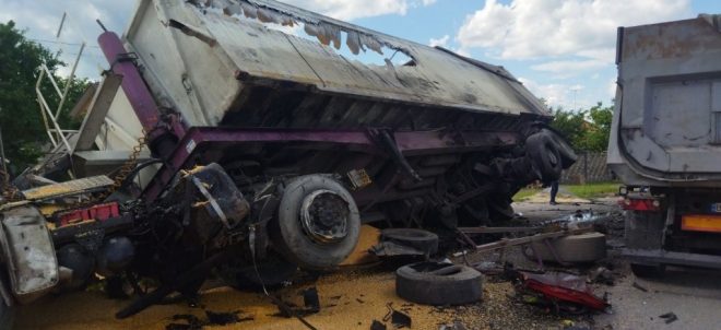 На трассе Киев-Чоп столкнулись два грузовика: один человек погиб, один травмирован