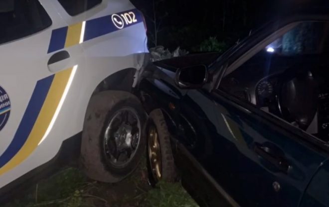 В Киевской области пьяный водитель в комендантский час протаранил автомобиль полиции, когда попытался от них сбежать