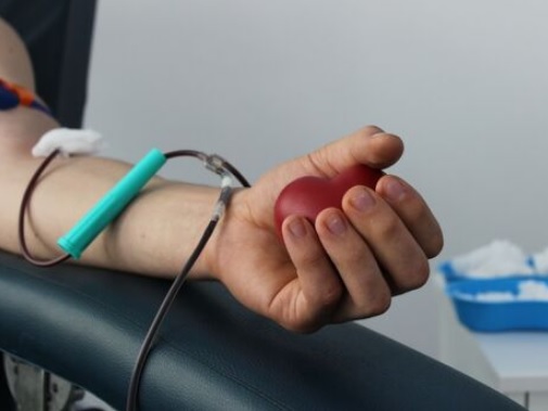 Минздрав разрешит военным ВСУ без медобразования переливать кровь раненым товарищам 