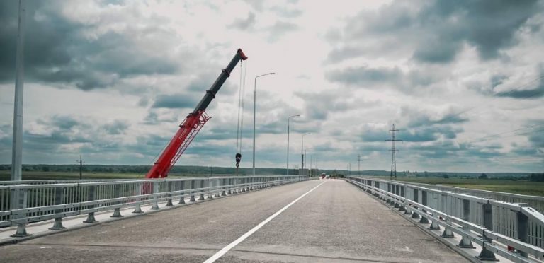 В Киевской области запустили автомобили по отремонтированному мосту через реку Здвиж