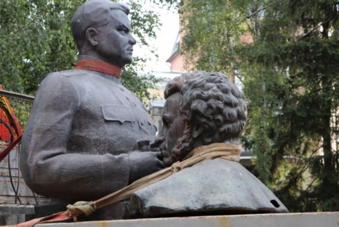 В Полтаве снесли памятники Пушкину и Ватутину