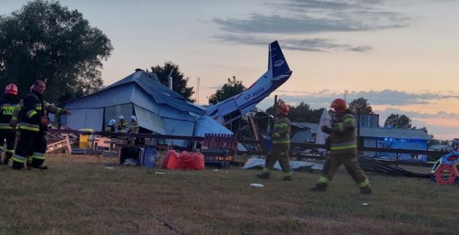 Во время грозы в Польше упал на ангар с людьми самолет: известно о 5-ти погибших