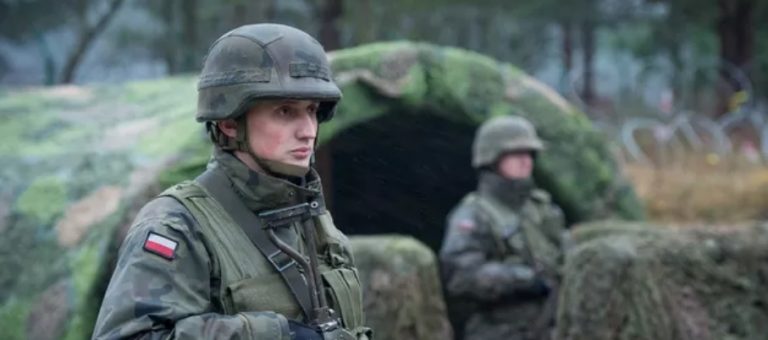 Польша отправила к границе с Беларусью тысячу солдат и сотни единиц техники