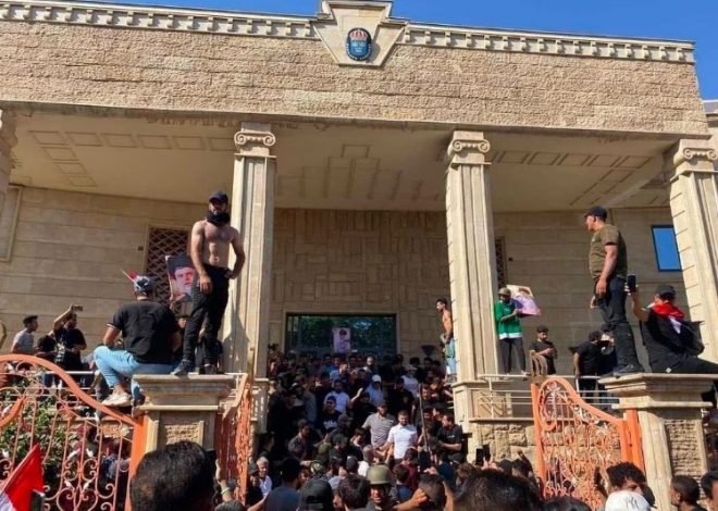 Протестующие в Багдаде взяли штурмом посольство Швеции и подожгли его