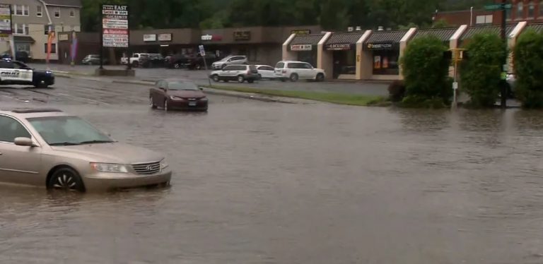 Наводнение в США унесло жизни по меньшей мере 5 человек, 2 детей пропали без вести