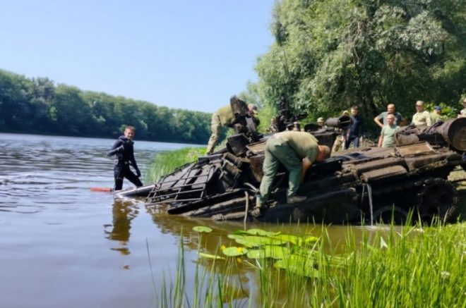 В Черниговской области из Десны выловили российский танк