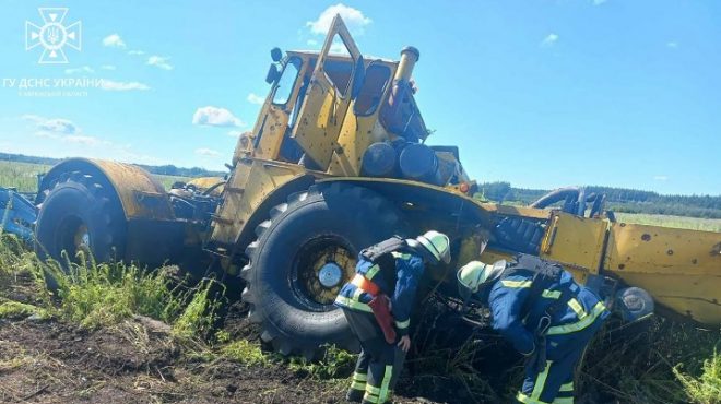 Во время сельхозработ в Харьковской области подорвался на мине трактор, его водитель выжил