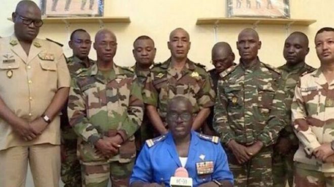 В Нигере военные свергли правительство, заблокировав резиденцию президента Базума