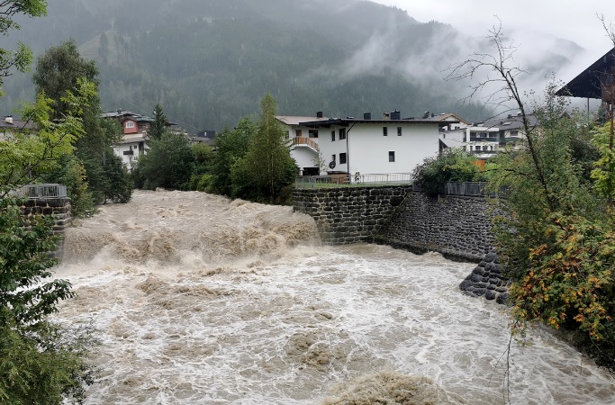 Река Дунай в Австрии после ливней вышла из берегов: в стране началось наводнение