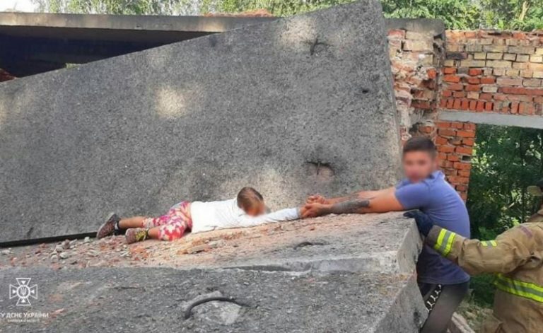 Дети играли и чуть не погибли: в Киевской области спасатели освободили ребенка из-под завалов недостроя