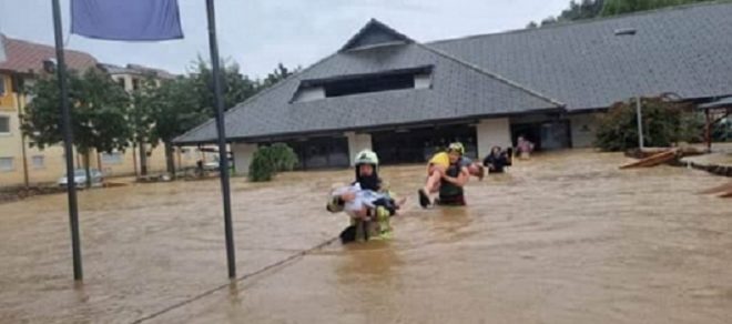 Словению затопило после ливней, трое человек погибли от удара молнии &#8212; СМИ