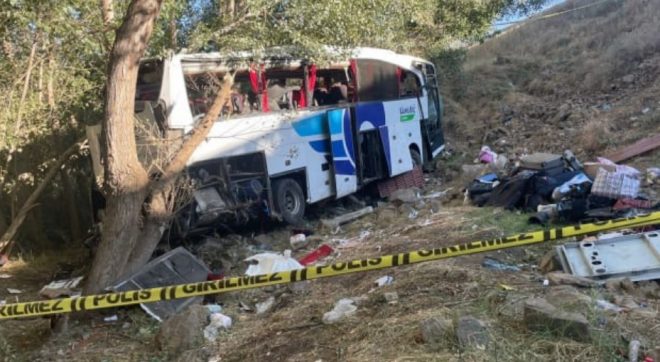 В Турции автобус упал за отбойник: погибли 12 человек
