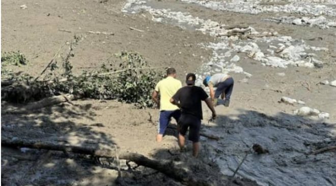 Не менее 11 погибших: в Грузии у курортного поселка сошел оползень