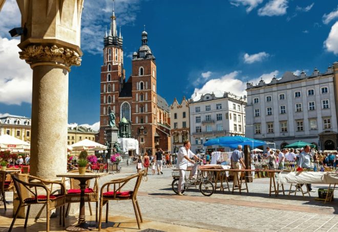 На главную площадь Кракова в Польше из-за жары запретили въезд конных экипажей