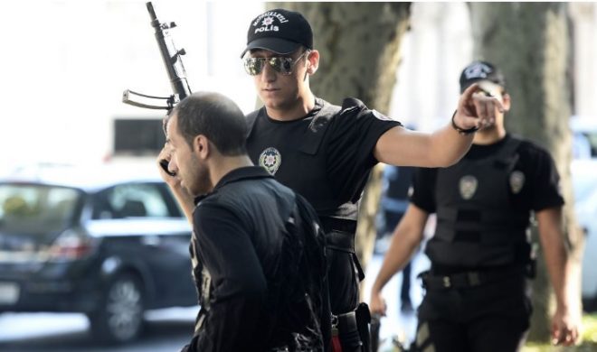 В Стамбуле сообщают о попытке теракта под судом, двух нападавших застрелили