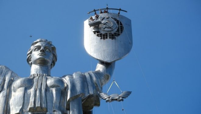В Киеве с монумента &#171;Родина-мать&#187; снимают советский герб