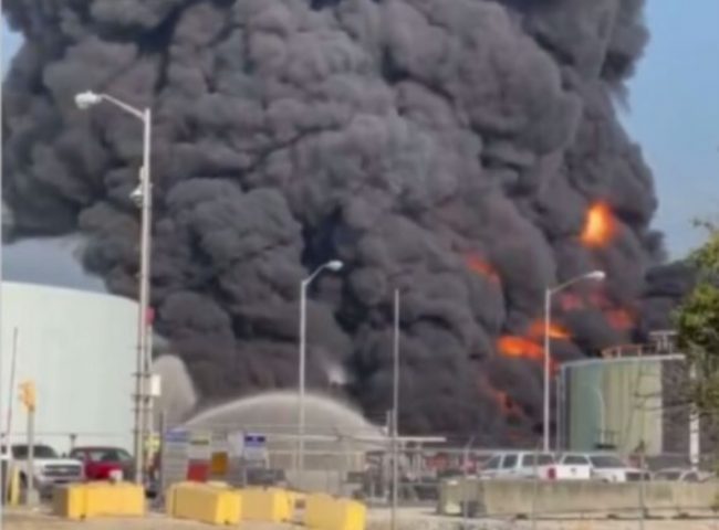 В американском штате Луизиана вспыхнул мощный пожар на нефтеперерабатывающем заводе