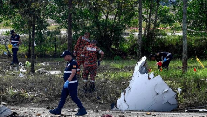 Не менее 10 погибших: в Малайзии самолет упал на автостраду