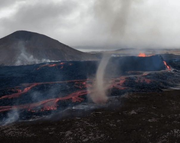 В Исландии на месте извержения вулкана появился торнадо