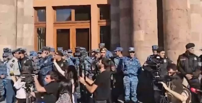 В Ереване начались массовые акции против Пашиняна из-за военных действий Азербайджана в Нагорном Карабахе
