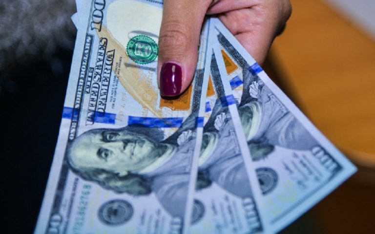 Доллар дорожает в начале недели: обменные пункты обновили курсы валют