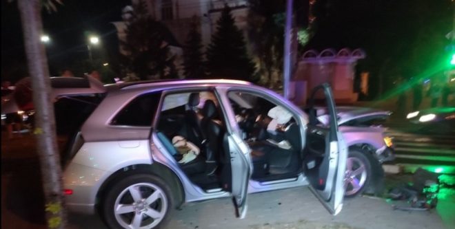 В Николаеве столкнулись авто Skoda и Audi Q5: машины притормозили на газоне, у девушки-пассажира &#8212; травма головы