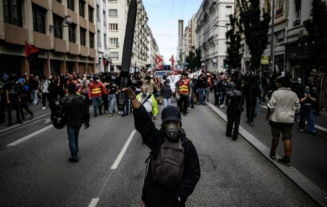 Тысячи французов митингуют против расизма и насилия со стороны полиции: акции протеста проходят в нескольких городах