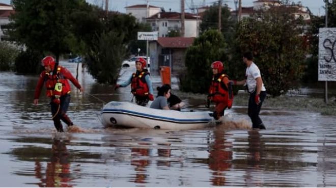 Из-за наводнения повреждена железная дорога, но вода отступает: В Греции продолжается эвакуация заблокированных людей
