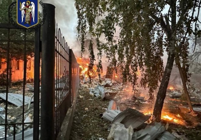 РФ ударила ракетами по Киеву: обломки снарядов упали в столице, 8 раненых, разрушены здания в городе и области