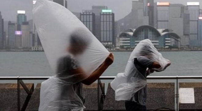 Эвакуированы 900 тысяч человек, отменены около 460 авиарейсов: в южном Китае бушует тайфун &#171;Саола&#187;