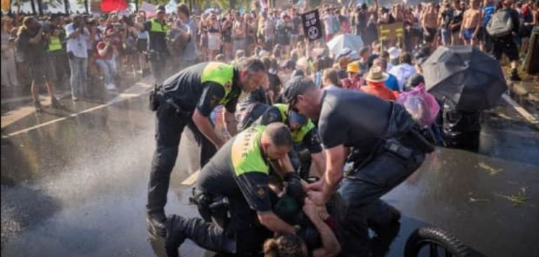 В Нидерландах с водометом разогнали тысячи климатических активистов, блокировавших трассу