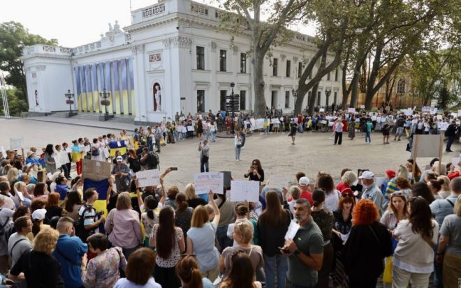 &#171;Наши налоги надо тратить на помощь ВСУ&#187;: в Одессе возле мэрии митингуют против скандальных тендеров 