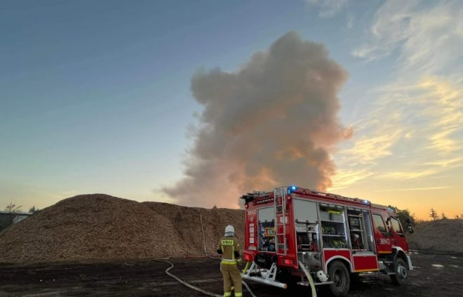 В Польше &#8212; масштабный пожар: спасатели тушат огонь на складе с биомассой