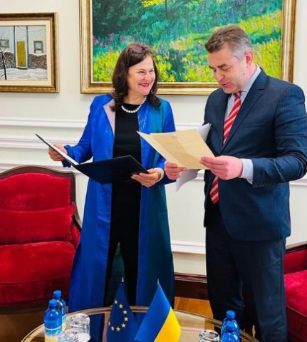 Новый посол ЕС начала работу в Украине