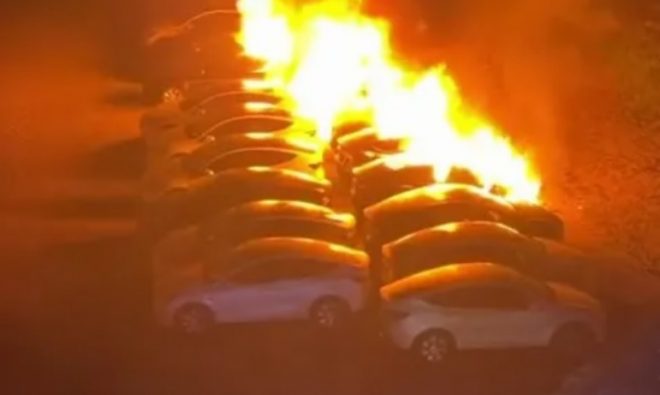В Германии полностью сгорели автомобили Tesla стоимостью в сотни тысяч евро