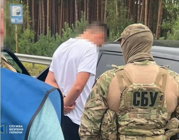 Требовали взятки за импорт товаров в Украину: на Волыни задержали двух таможенников