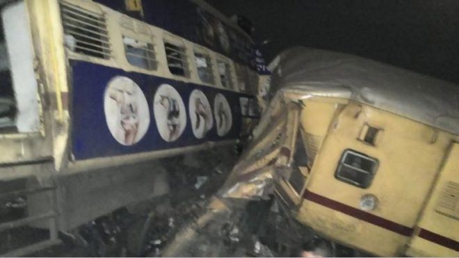 Лобовое столкновение пассажирских поездов произошло в Индии: много погибших и раненых