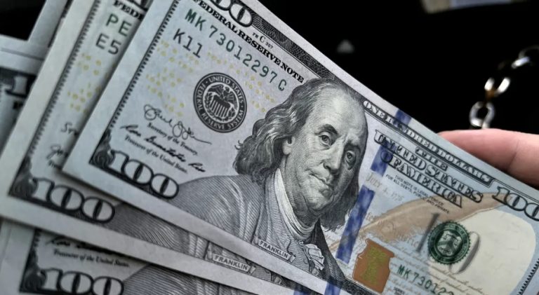 Растет спрос на валюту, НБУ увеличил продажу долларов на межбанке