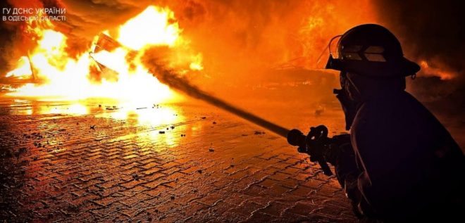 Под Одессой ночью дрон РФ ударил по базе отдыха: произошел пожар