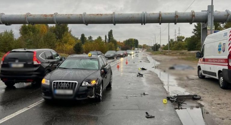 В Киеве водитель на Audi сбил насмерть мужчину на электросамокате
