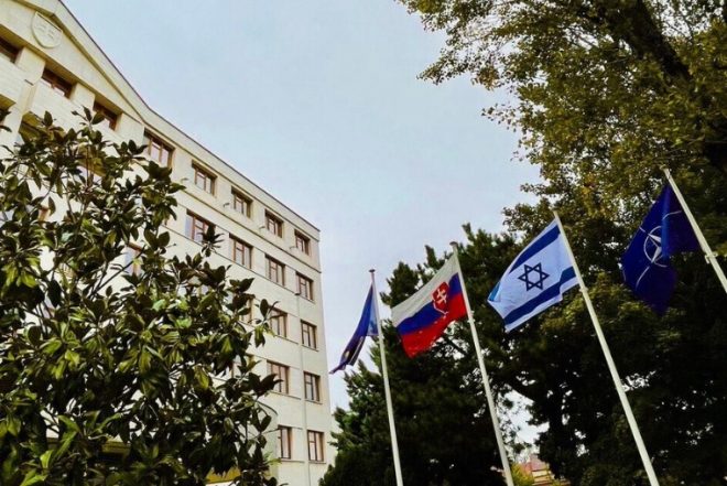 В ЕС подняли флаг Израиля в знак солидарности
